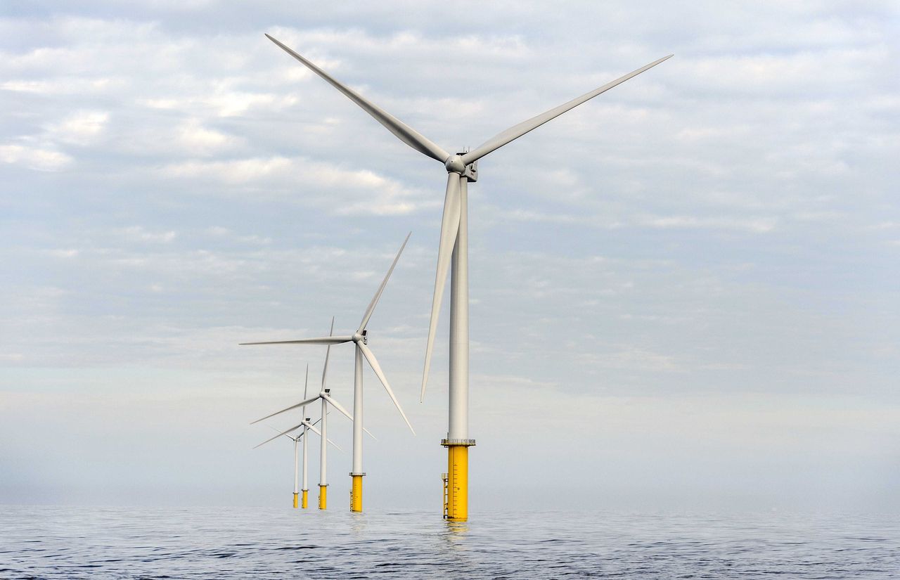Windpark Luchterduinen in de Noordzee, eigendom van Eneco en Mitsubishi.