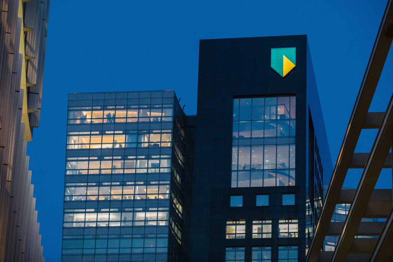 ABN Amro besteedt winkelbetalingen uit aan Buckaroo, maar niet alle klanten  mogen over - NRC
