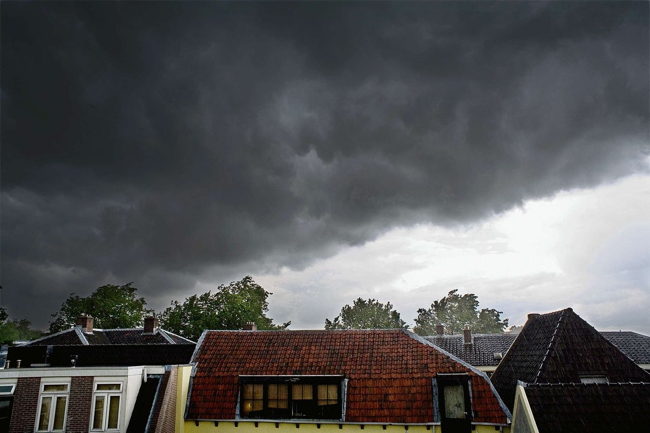 Onweerswolken boven Utrecht. Uit onderzoek van hagelstenen blijkt dat in onweerswolken bacteriën goed kunnen gedijen.