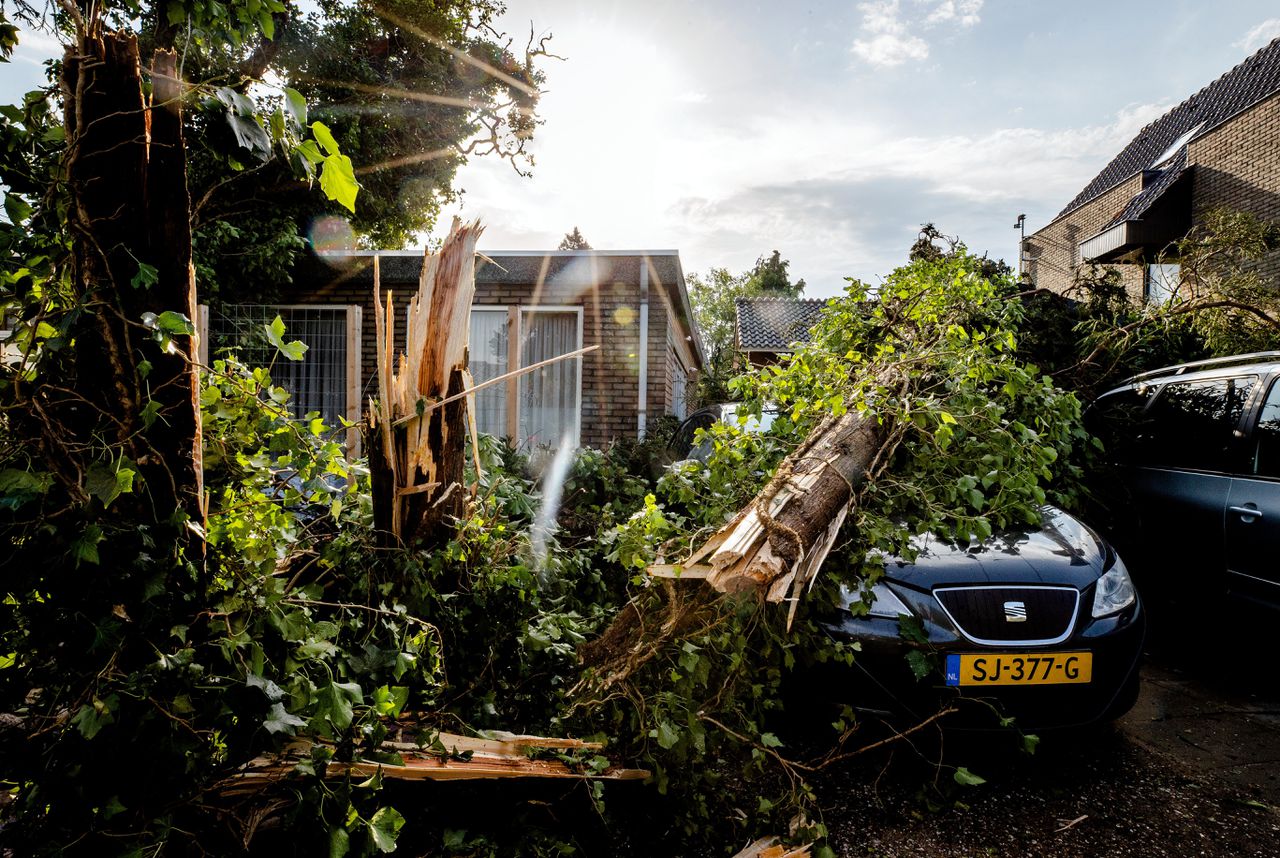 Zware schade aan woningen, auto’s en bomen in Leersum na een windhoos op 18 juni. Door het extremere weer als gevolg van de klimaatverandering zal de schade aan infrastructuur gaan toenemen.