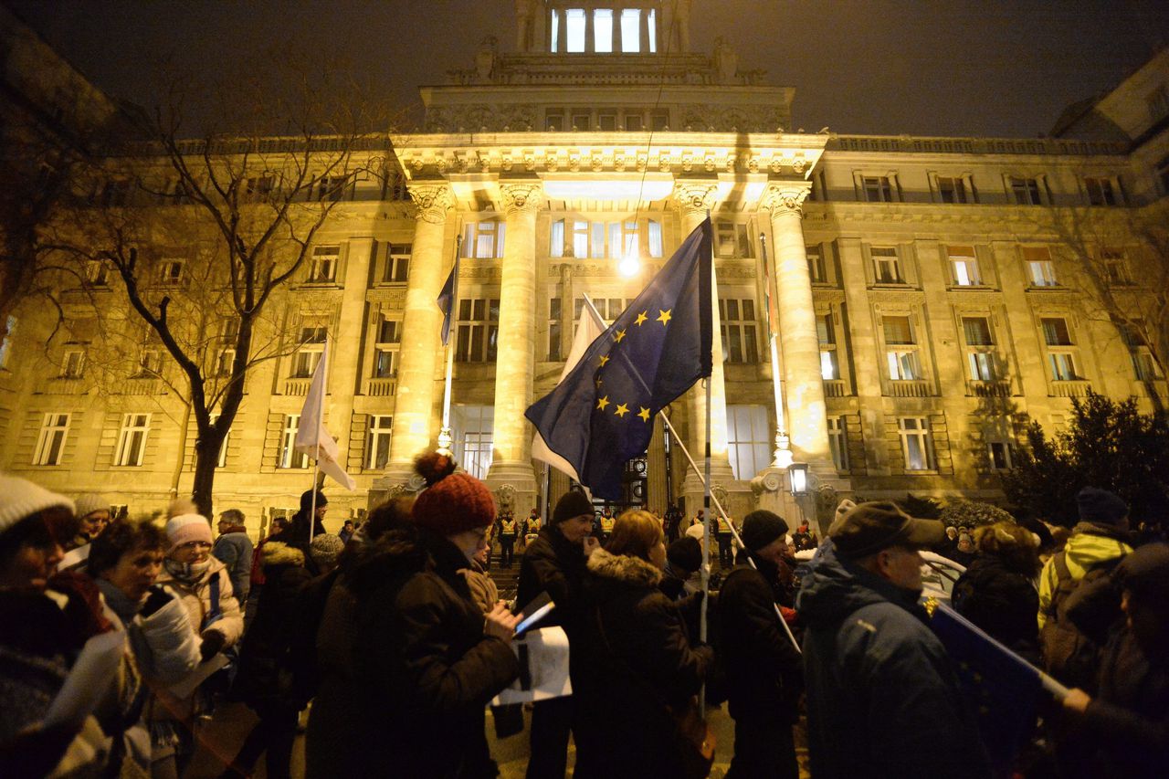Een demonstratie vorig jaar bij het kantoor van de procureur-generaal in Boedapest. De rechtsstaat staat in Hongarije onder druk.