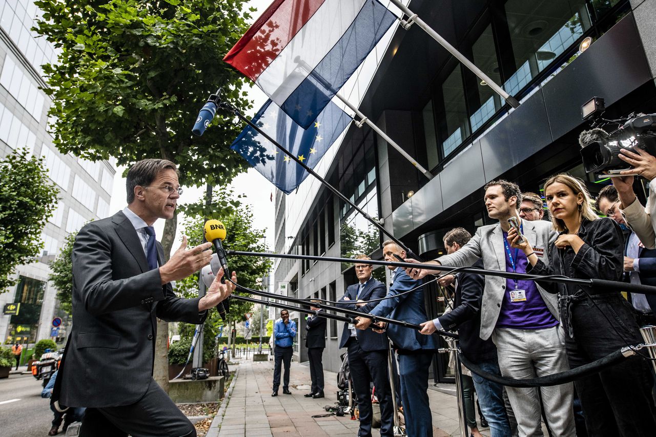 Minister-president Mark Rutte staat de pers te woord bij aankomst bij de permanente vertegenwoordiging van Nederland bij de EU voorafgaand aan de EU-top.