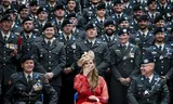Prinses Amalia poseerde twee weken geleden in Amersfoort met het Regiment Huzaren Prinses Catharina-Amalia. Als de koning wordt gevraagd even opzij te gaan en vervolgens vanaf de zijkant iets roept, schiet zijn dochter in de lach. Foto Remko de Waal / ANP