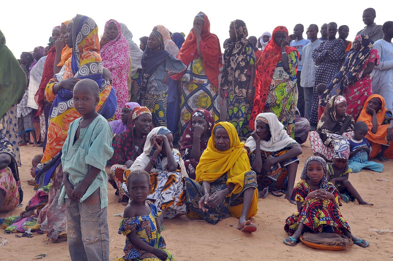 Vrouwen en kinderen die gevlucht zijn voor de terreur van Boko Haram in een vluchtelingenkamp in buurland Niger.