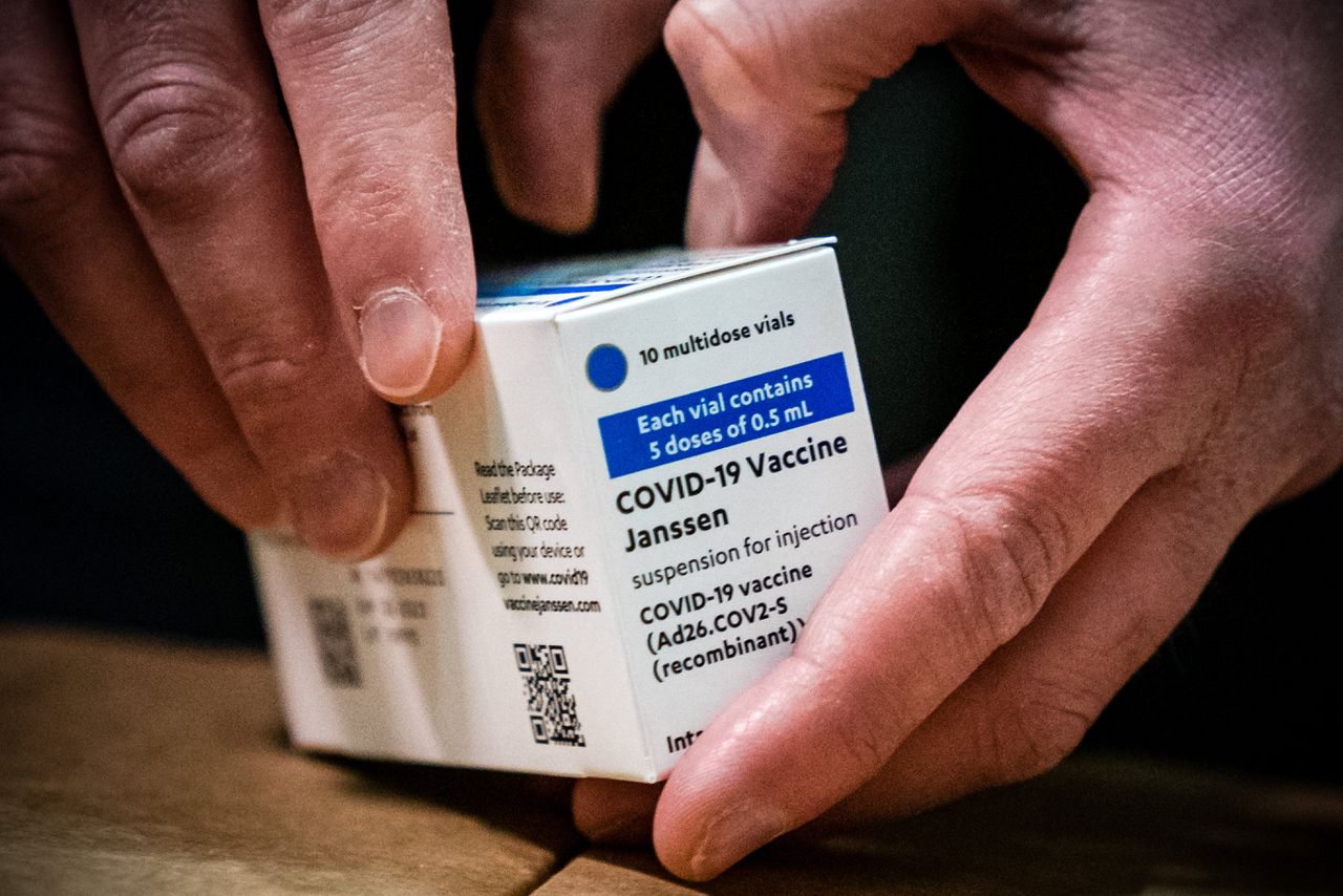 Een doosje met flacons gevuld met het Janssen-vaccin.