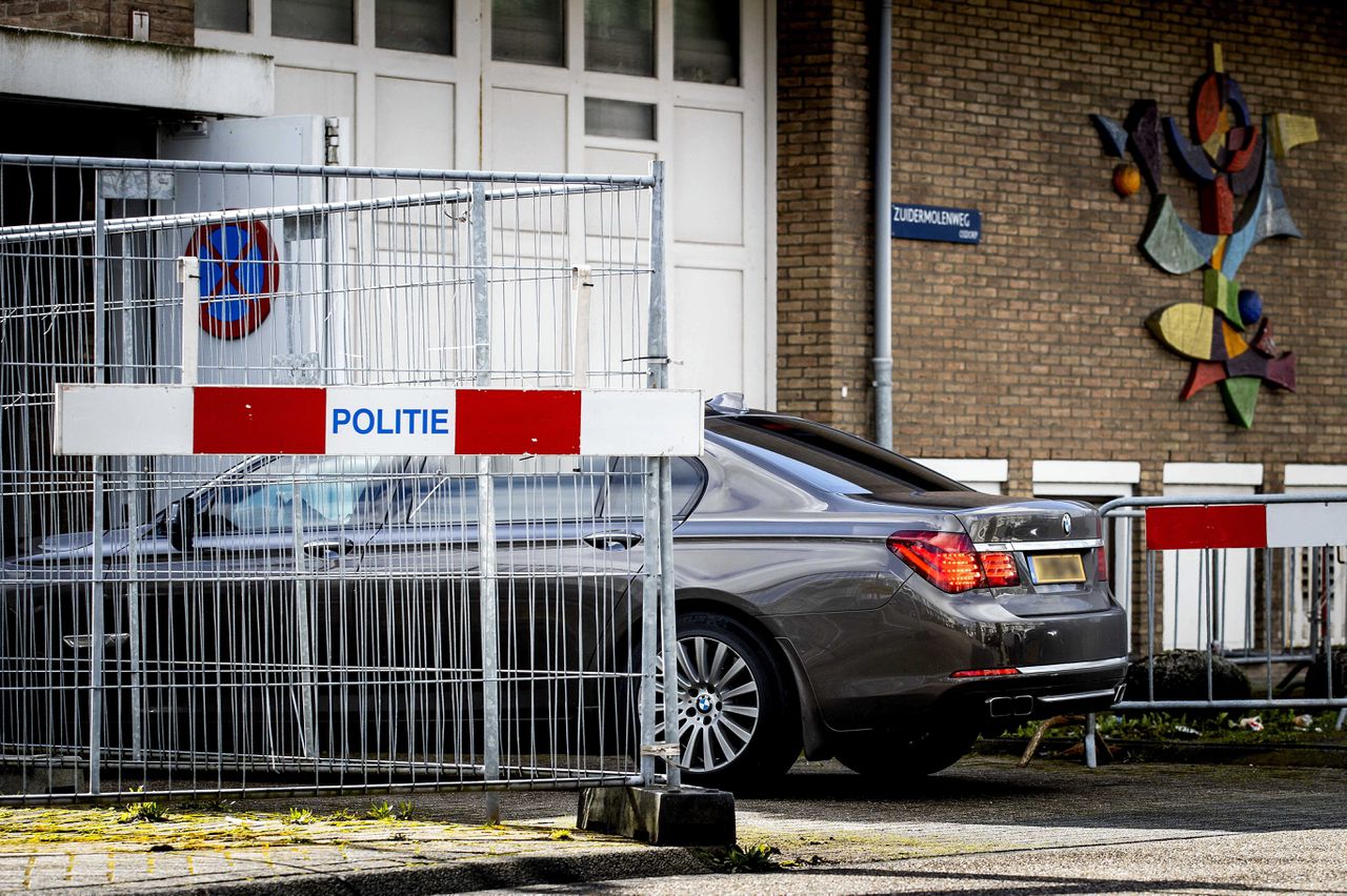 Beveiligde auto’s komen woensdag aan bij de extra beveiligde rechtbank in Amsterdam-Osdorp. Anouar T., neef van de onlangs gearresteerde Ridouan Taghi, verscheen daar voor het eerst voor de rechter.