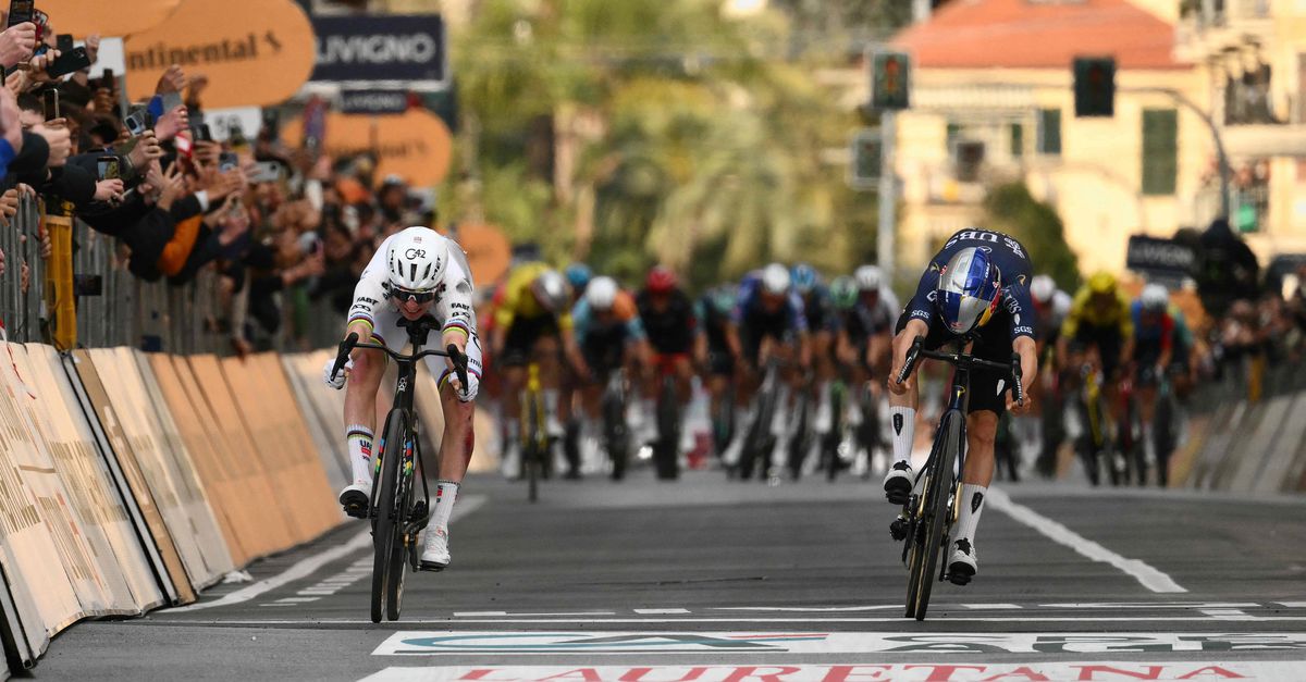 Na een zenuwslopende finale heeft Tadej Pogacar waar hij lang naar smachtte: winst in Milaan-Sanremo