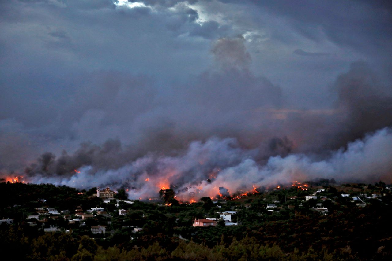 Een bosbrand in Rafina, nabij Athene.