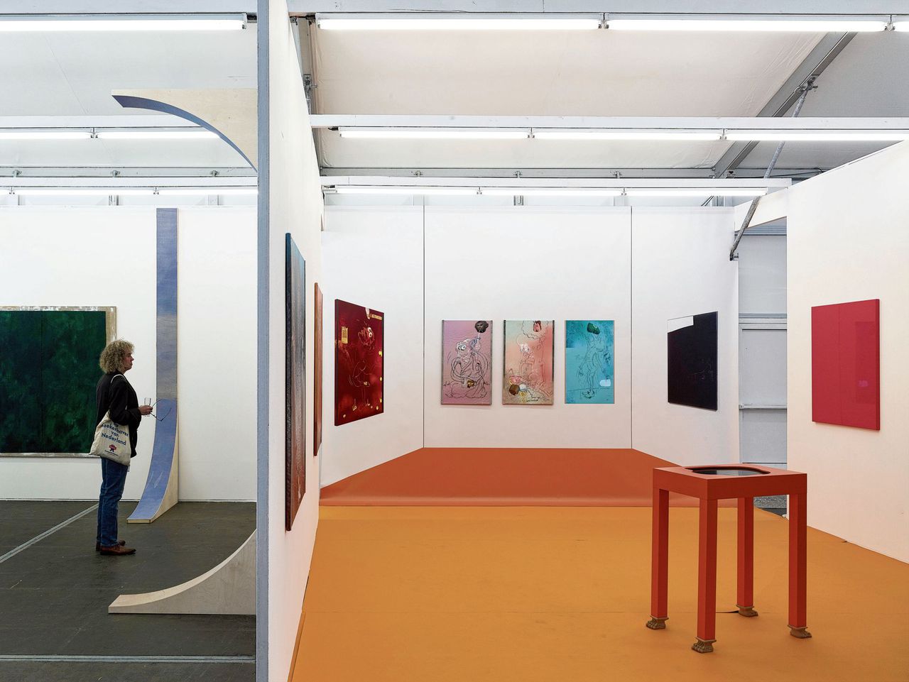 Een deel van de galeries had vorig jaar op Art Rotterdam een stand in een tent buiten de Van Nellefabriek, rechts werk van Catherine Biocca bij PSM Gallery.