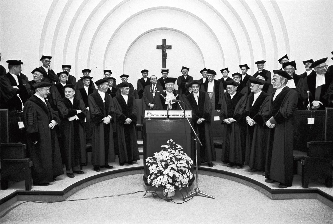 De katholieke theoloog Bas van Iersel werd in 1987 benoemd tot rector magnificus. Hij staat linksvoor op de foto.