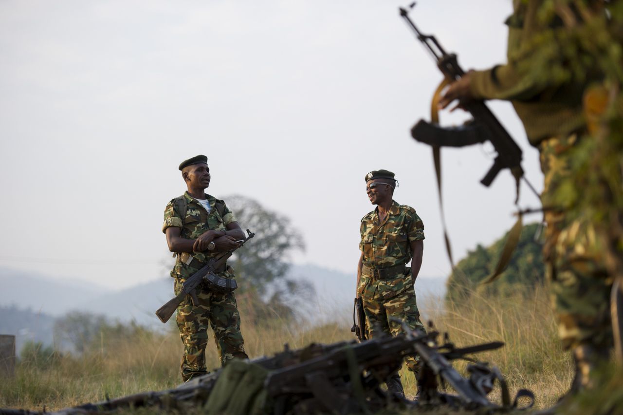 Militairen staan bij een stembureau in de hoofdstad Bujumbura.
