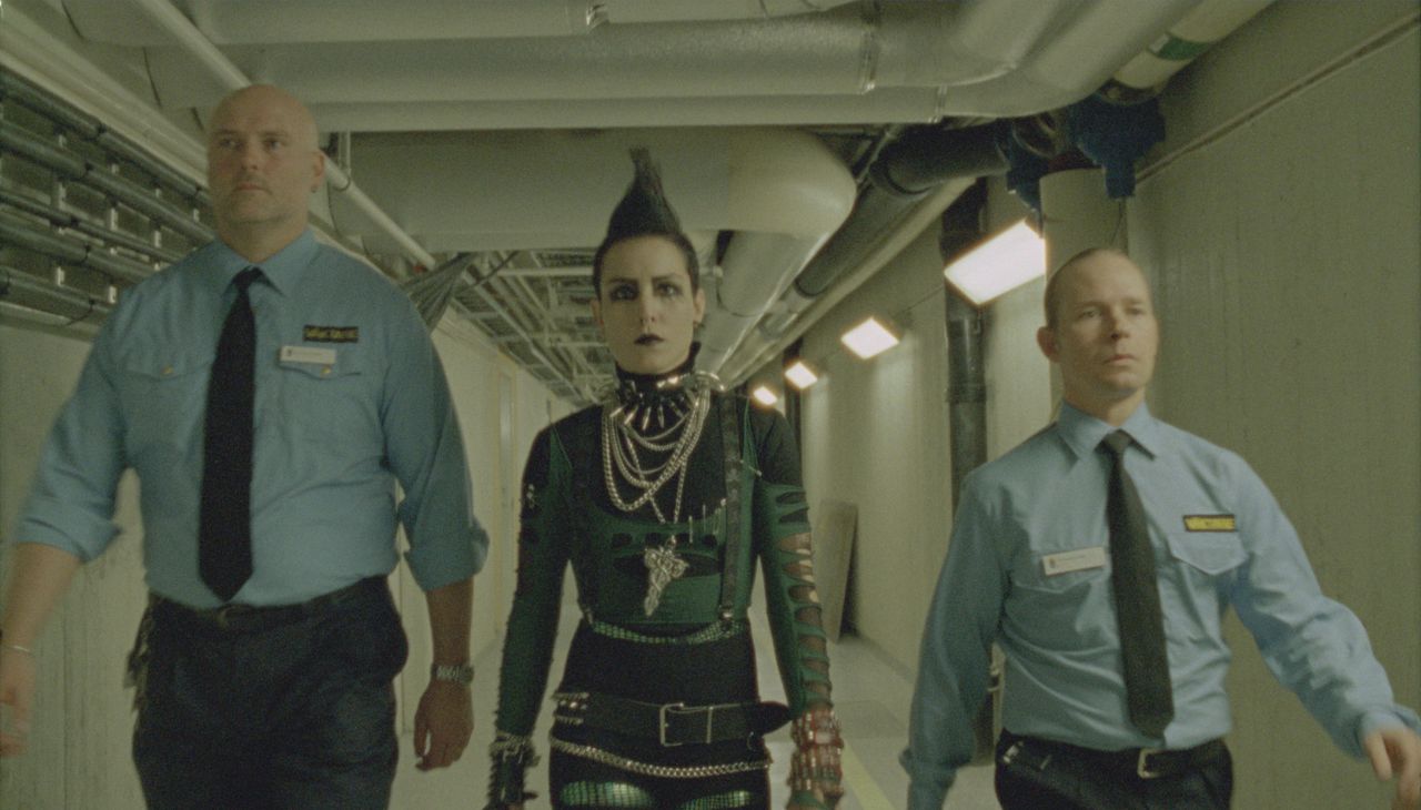 Lisbeth Salander (Noomi Rapace) op weg naar de rechter Scene uit de film Millennium 3: Gerechtigheid (2010) Foto: BFD