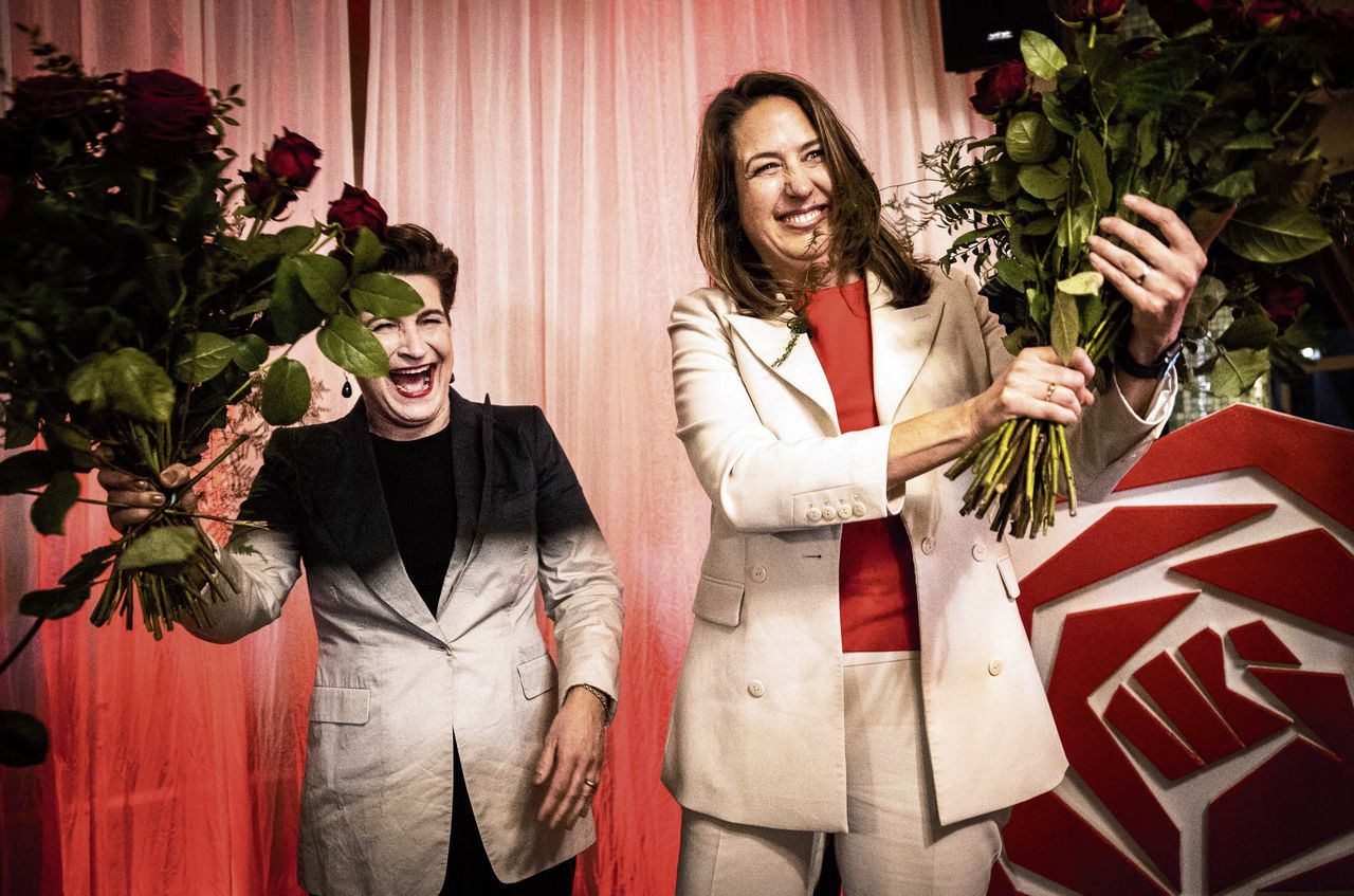 PvdA-lijsttrekker Marjolein Moorman (rechts) en partijleider Lilianne Ploumen vieren de uitslag.