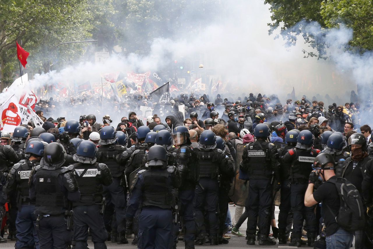 De Franse oproerpolitie zette dinsdag traangas in.