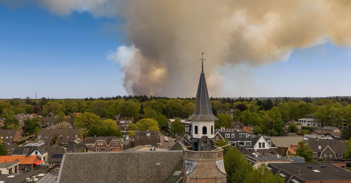 De rook hangt in de straten van Nunspeet, mensen knijpen hun ogen dicht. ‘Het ruikt naar kampvuur’
