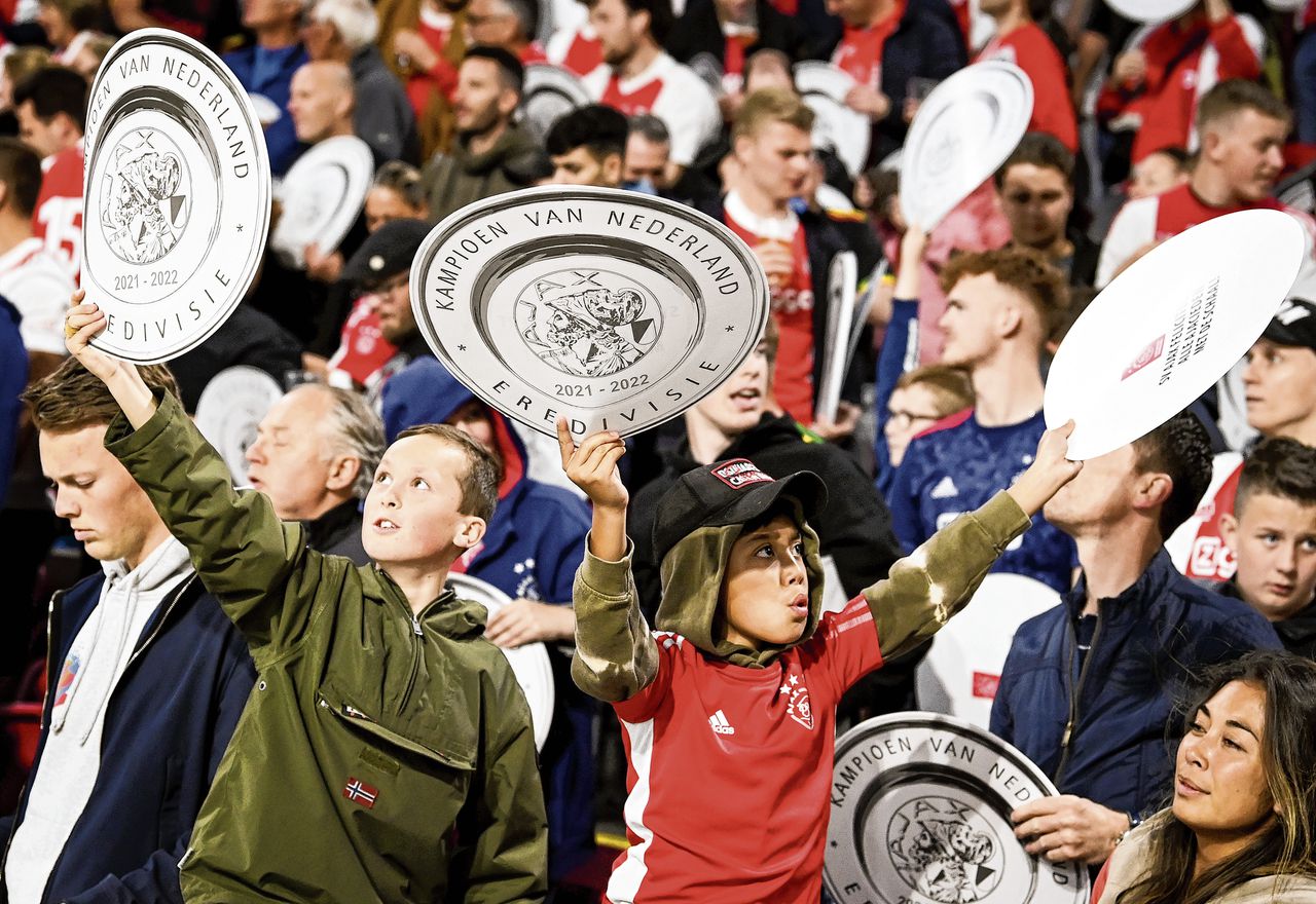 Ajax-fans vieren het kampioenschap na de wedstrijd tegen Heerenveen (5-0).