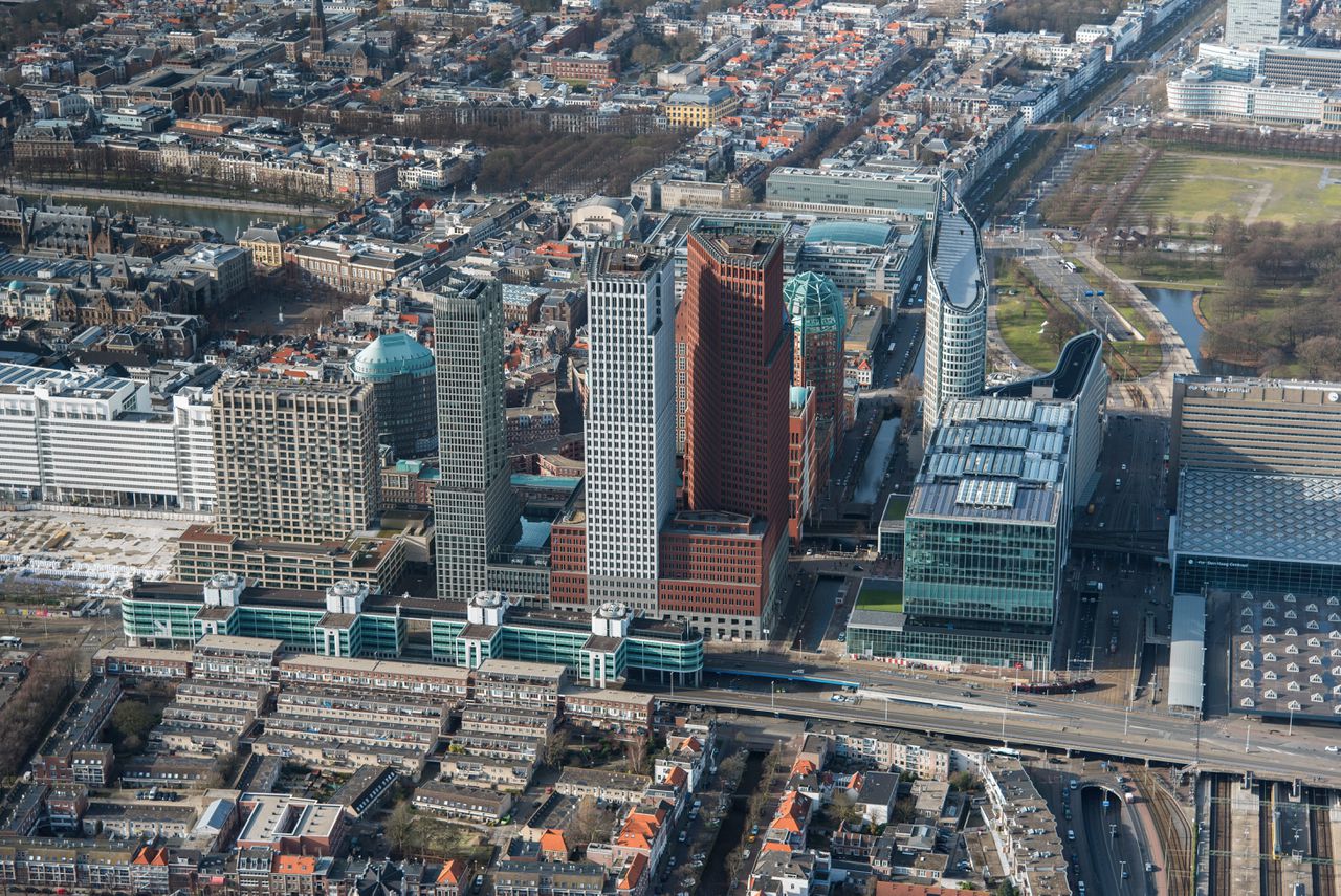 Van links naar rechts: het ministerie van Justitie en Veiligheid, het ministerie van Binnenlandse Zaken en het ministerie van Onderwijs, naast station Den Haag Centraal. Foto Peter Bakker/ANP
