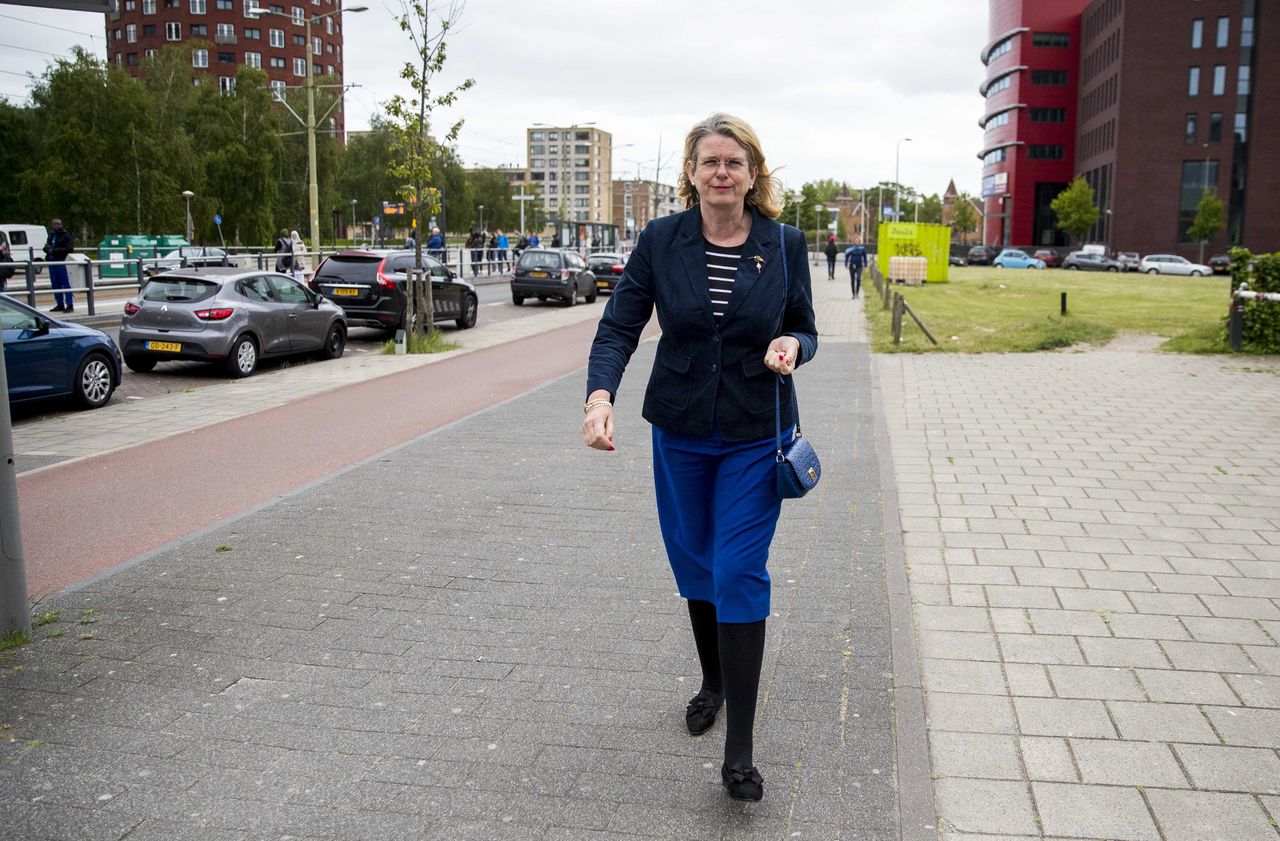 18 mei 2018, Den Haag. Burgemeester Pauline Krikke onderweg naar een bijeenkomst bij met buurtbewoners over de steekpartij op Bevrijdingsdag.