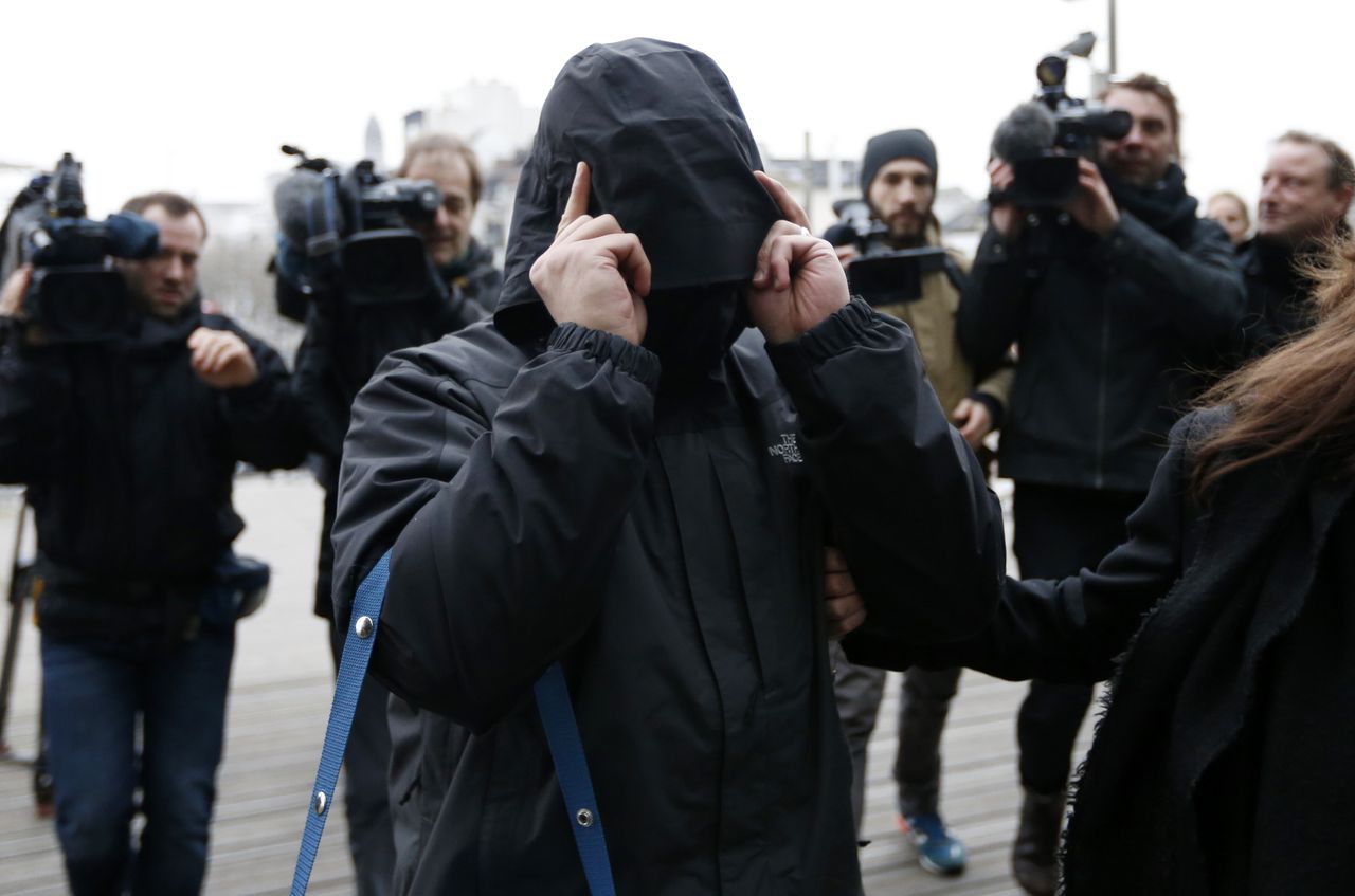 Een van de verdachten in het megaproces rond Sharia4Belgium arriveert op de rechtbank vanmorgen. De leider van de groep kreeg 12 jaar.