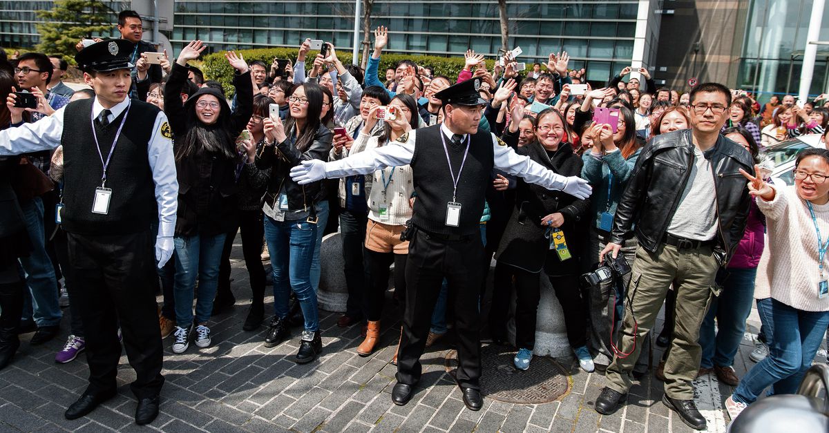 Gillende vrouwen in de rij voor Mark Rutte - NRC