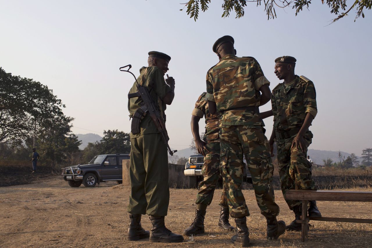 Burundese militairen in de hoofdstad. De politieke instabiliteit leidt tot veel geweldsincidenten en onrust.