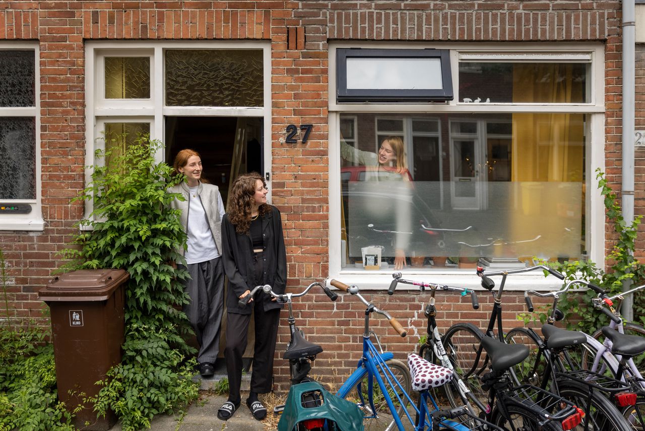 Studente Rosalie Stok (20) (rechts) heeft corona en zit in quarantaine op haar kamer in het studentenhuis in Utrecht waar ze woont. Haar huisgenoten Britney Nijkamp (22, midden) en Nora Maas (23, links) moeten ook binnen blijven.