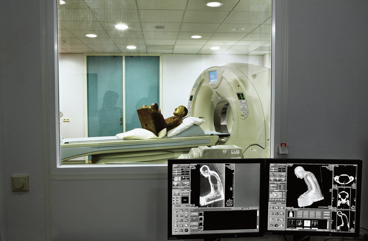 Het Boeddhabeeld met mummie gaat door de CT-scan. Foto Jan van Esch