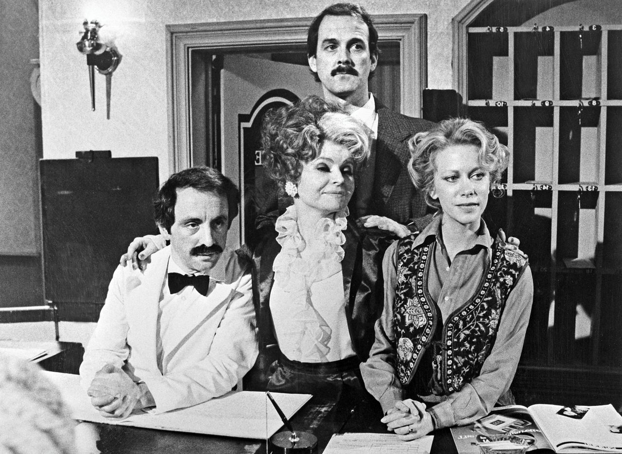 De cast van Fawlty Towers met John Cleese (midden achter)