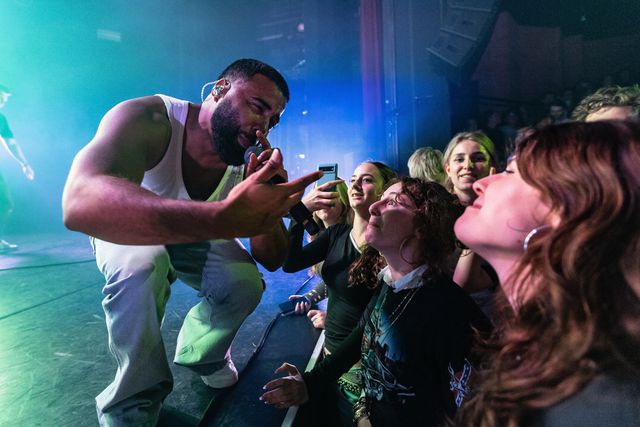 Mula B tijdens een concert in de Oosterpoort, op de laatste dag van Eurosonic Noorderslag in 2025.