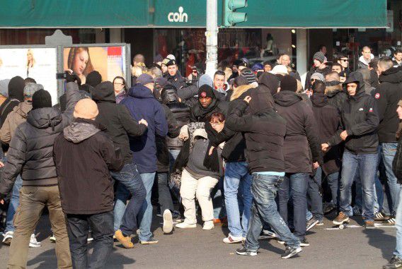 Supporters van Ajax vanochtend tijdens een confrontatie met demonstranten van de zogenoemde Hooivorken-beweging op Piazza Loreto in Milaan.