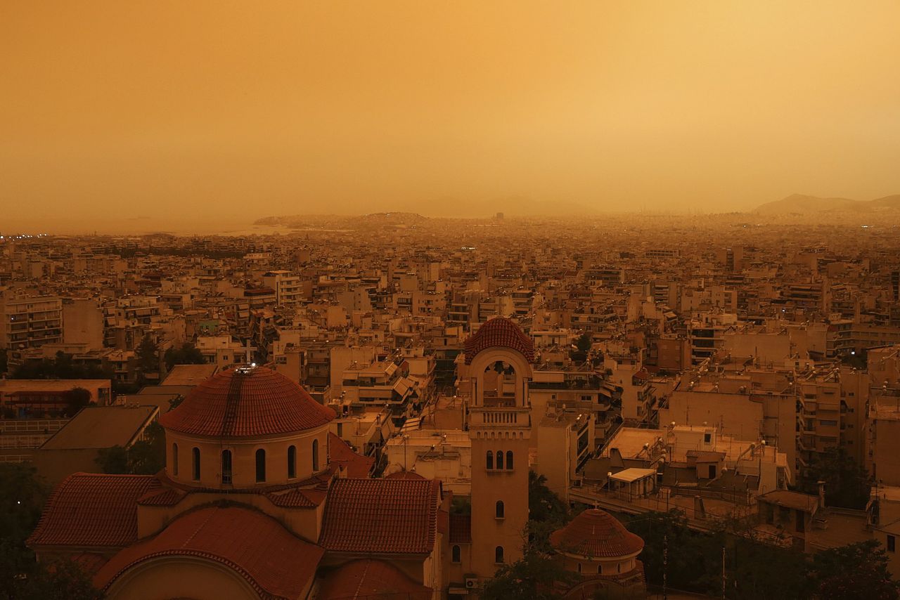 Athene kleurt knaloranje door Saharastof 