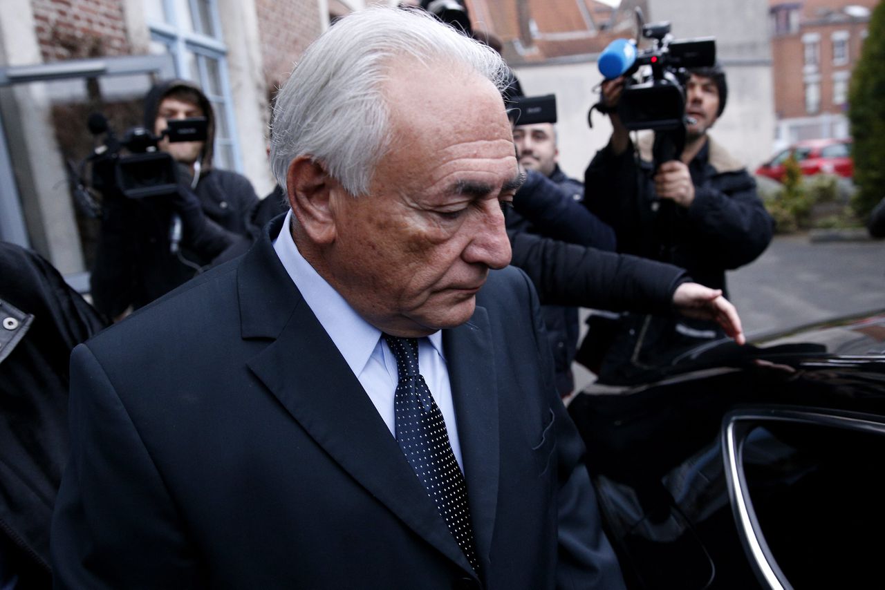 Dominique Strauss-Kahn verlaat de rechtbank in Lille op 11 februari. De aanklager heeft vandaag ontslag van rechtsvervolging geëist in de Carlton-affaire.