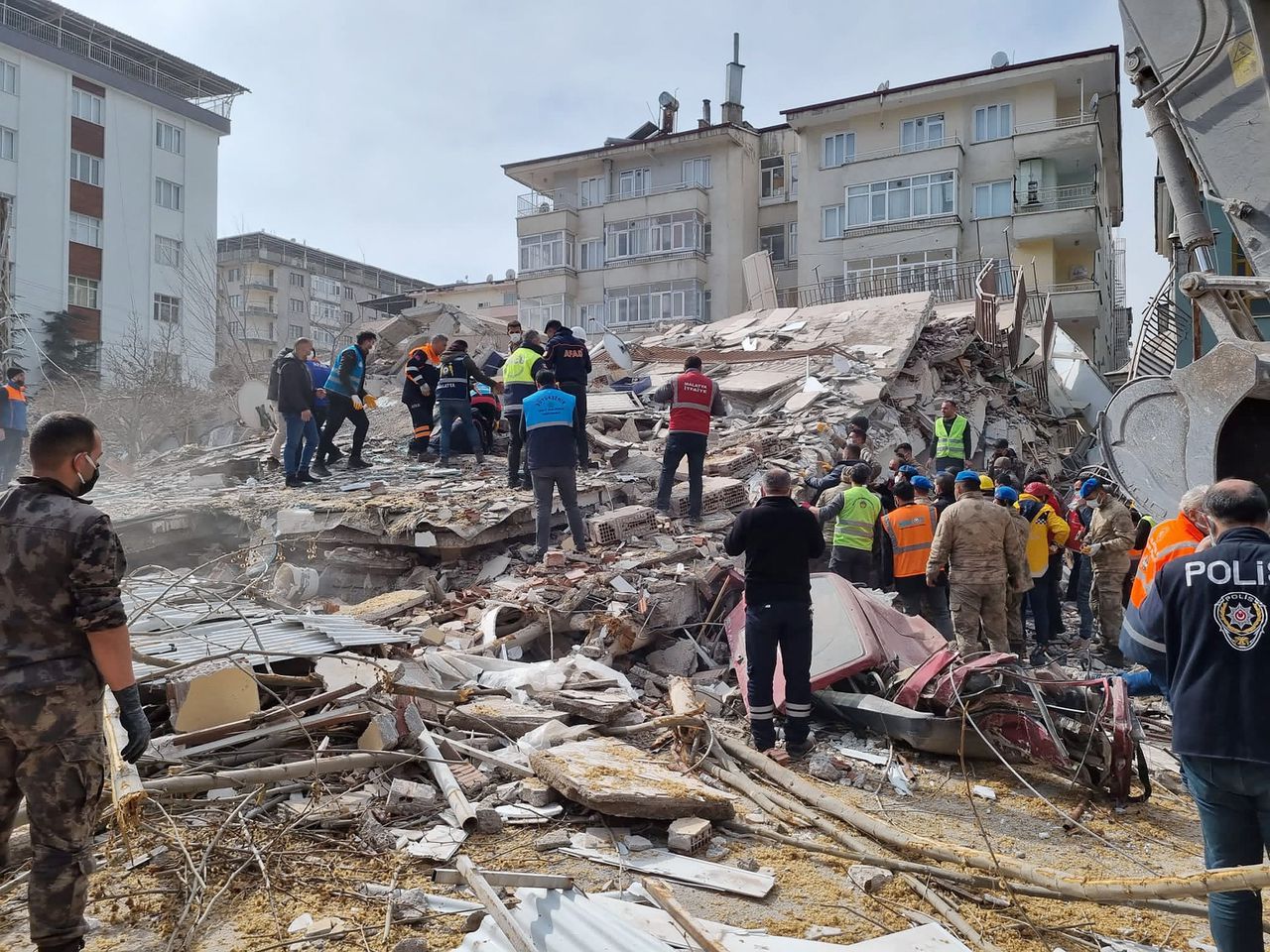 Opnieuw treft een aardbeving Turkije, zeker één dode en meerdere ingestorte gebouwen 