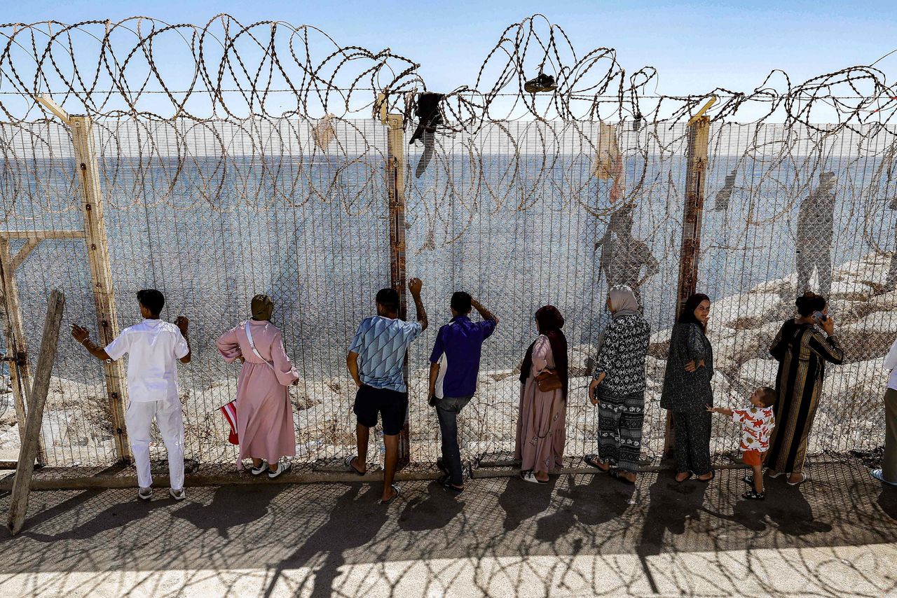 Image for the article: Marokko wijt toestroom migranten naar Ceuta aan ‘desinformatie op sociale media en mensenhandel’ 