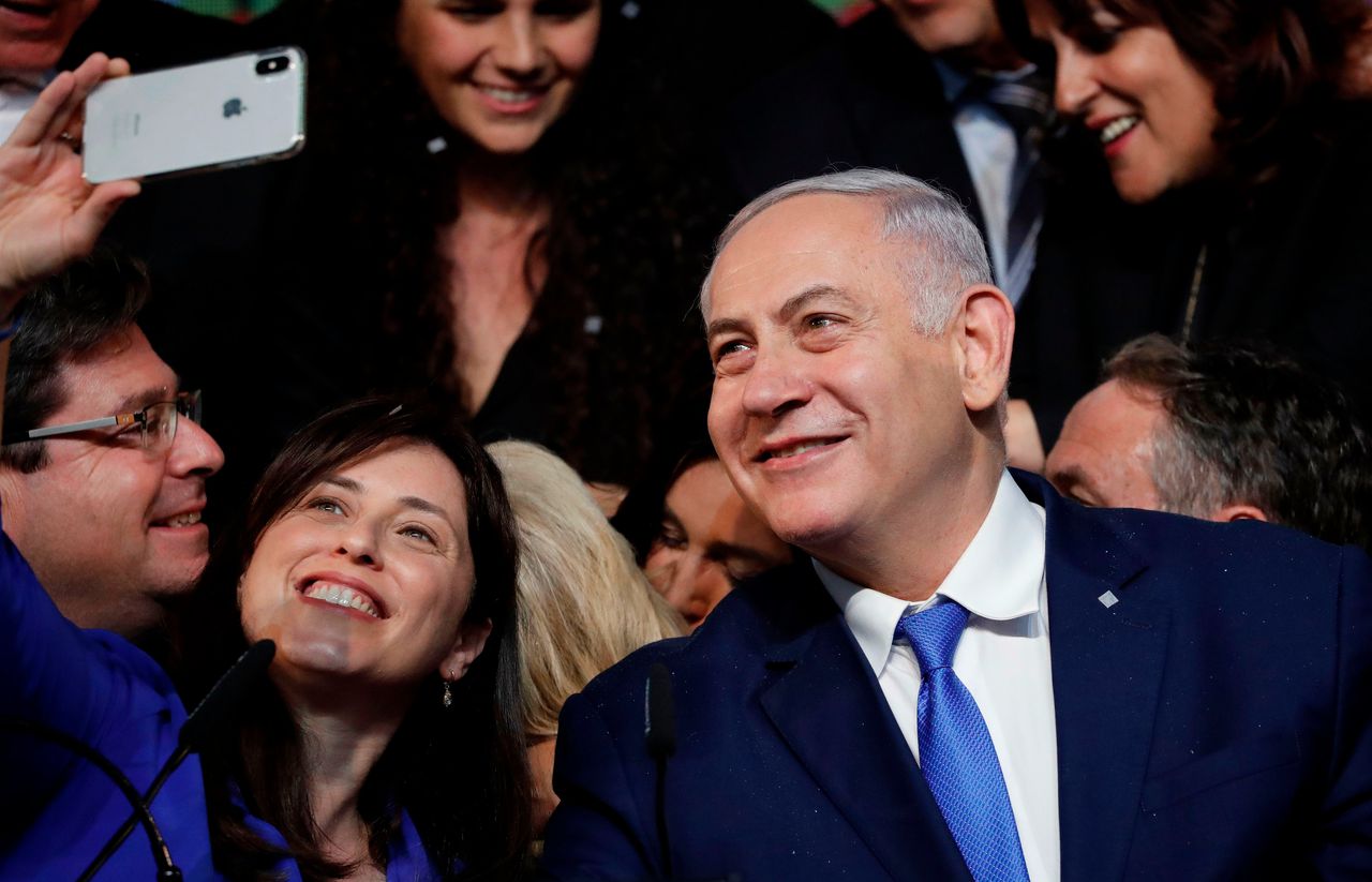 Benjamin Netanyahu en Tzipi Hotovely (staatssecretaris van Buitenlandse Zaken) op verkiezingsavond in Tel Aviv.
