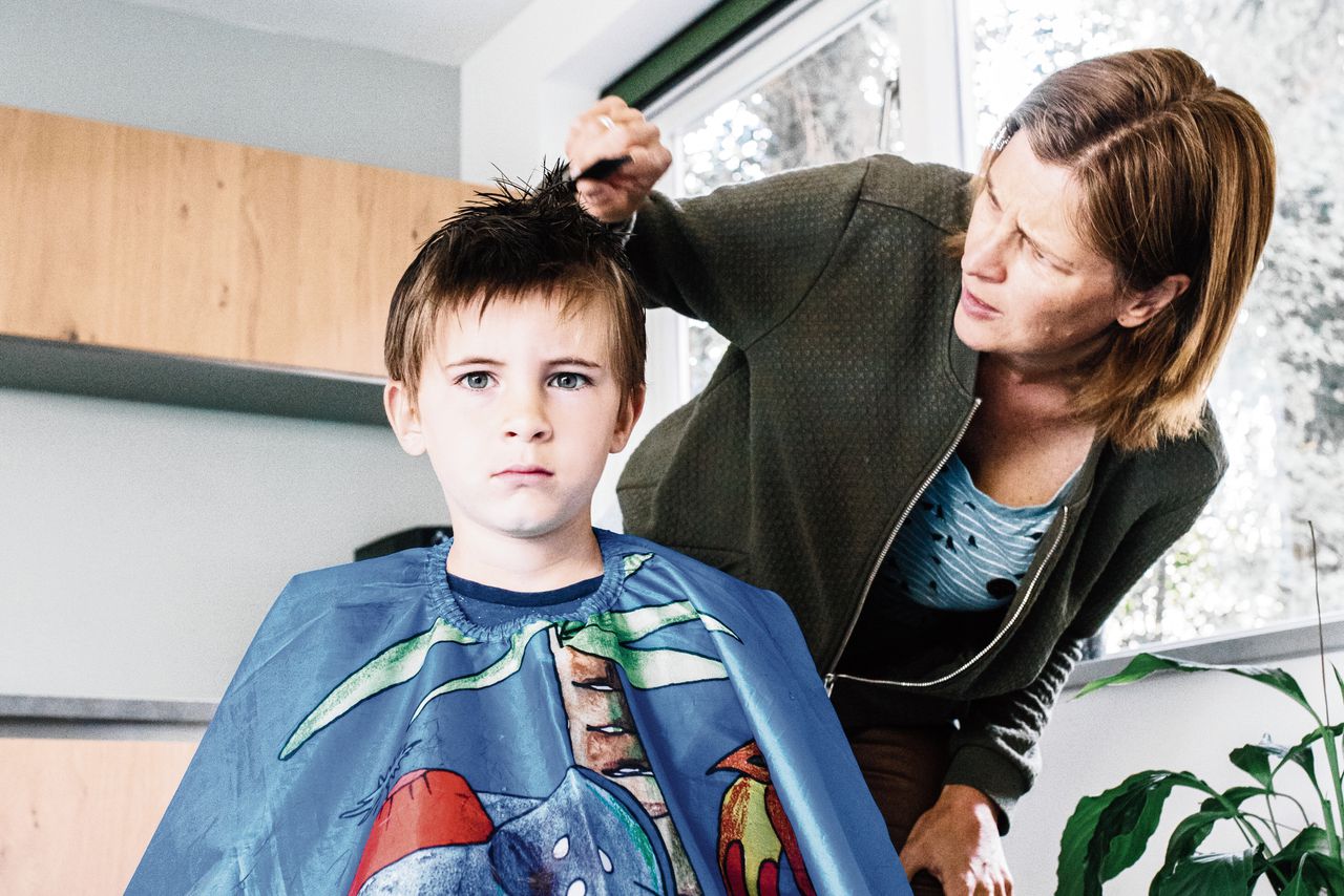 Anita Steenbergen knipt het haar van haar zoon Jesse (6).