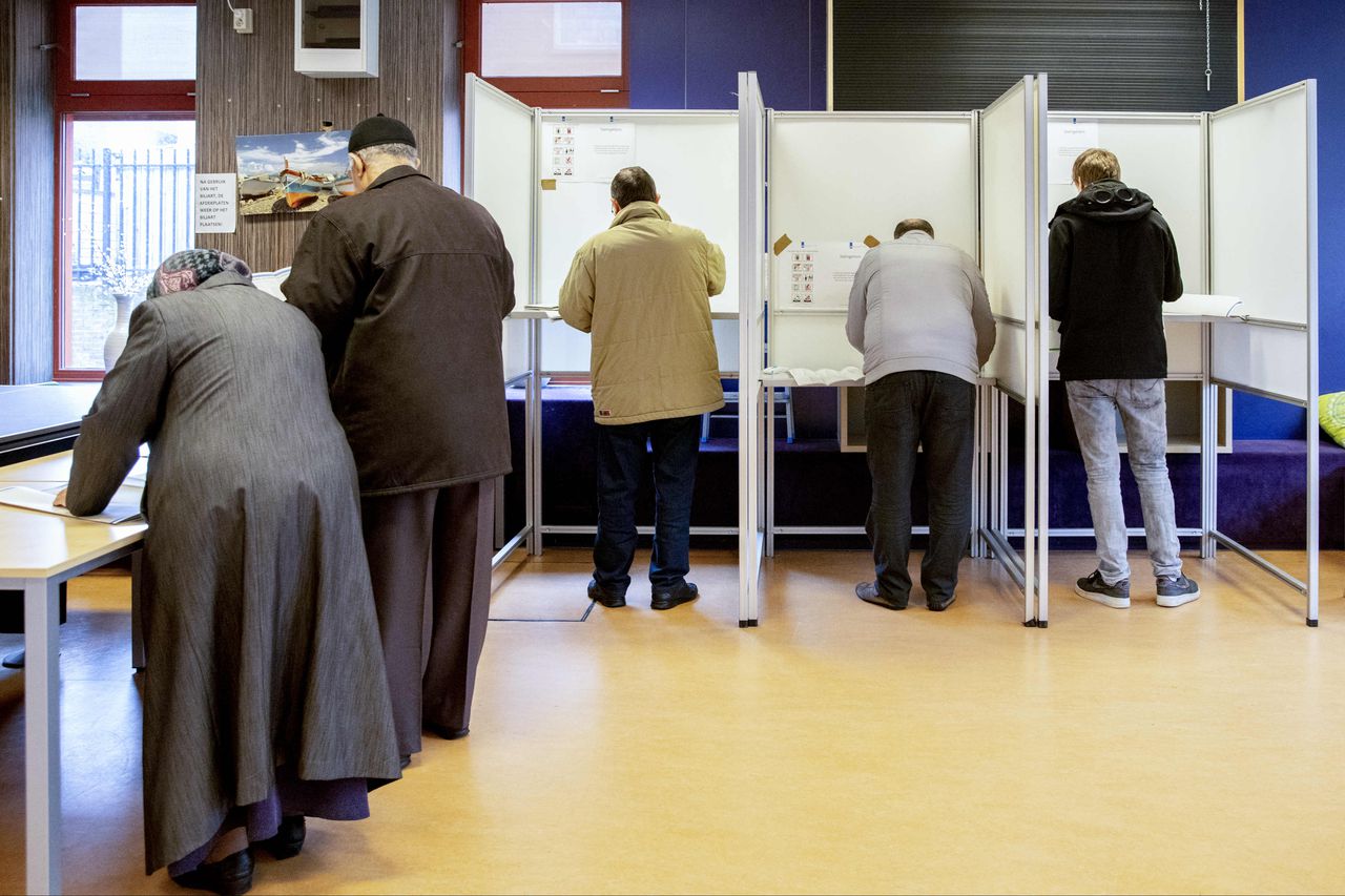 Mensen brengen hun stem uit voor de Provinciale Statenverkiezingen in een stemlokaal in de Utrechtse wijk Kanaleneiland.
