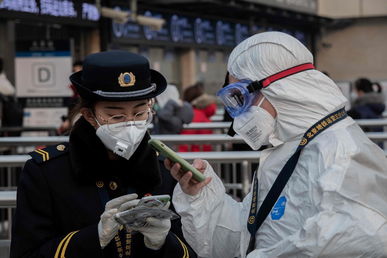 Een veiligheidsmedewerker met mondkapje op een metrostation in Beijing, deze maandag. Foto Nicolas Asfouri/AFP