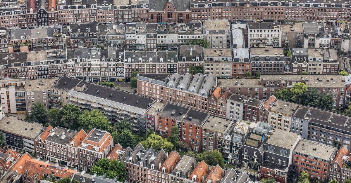 Hoe Amsterdam uit het dal klom en nu gebukt gaat onder succes - NRC