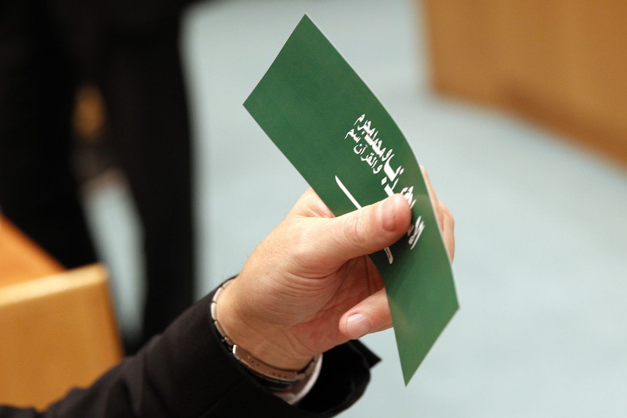 PVV-leider Geert Wilders toont in de Tweede Kamer de sticker die in Saoedi-Arabië zoveel stof doet opwaaien.