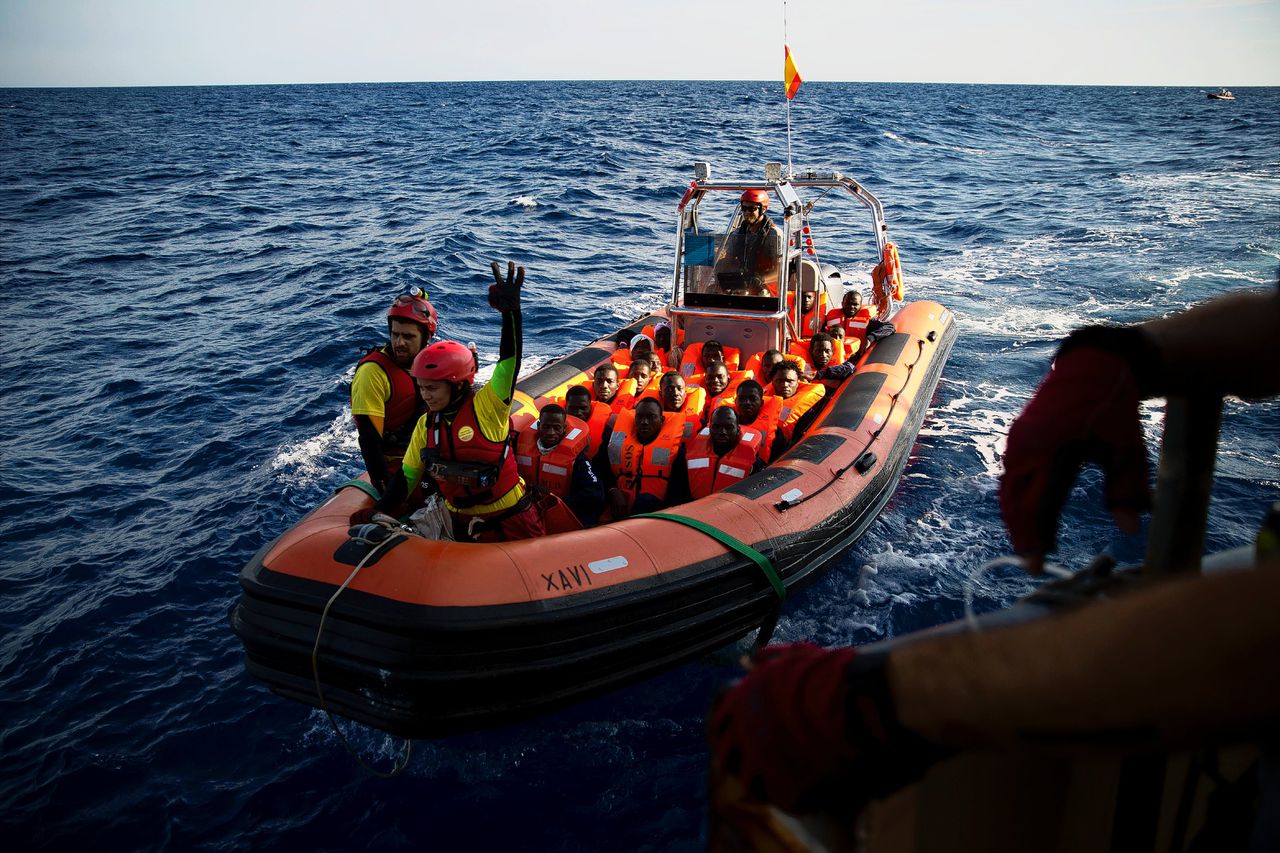 Vluchtelingen die op 22 juni 2017 zijn gered uit een rubberboot in de buurt van Libië.