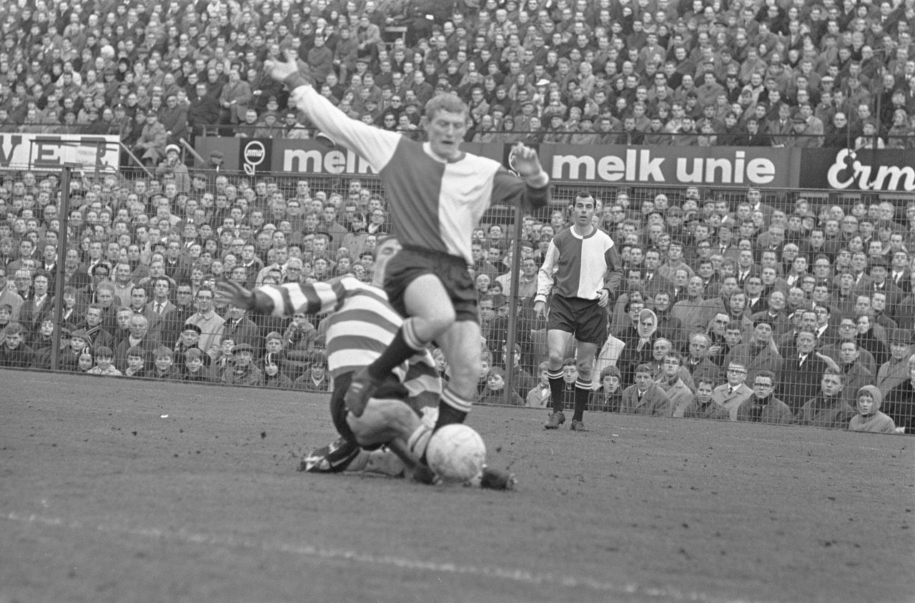 Wim Jansen in 1967 in De Kuip in de wedstrijd tegen Xerxes. Rechts op de achtergrond ploeggenoot Coen Moulijn, die ooit zijn jeugdidool was.