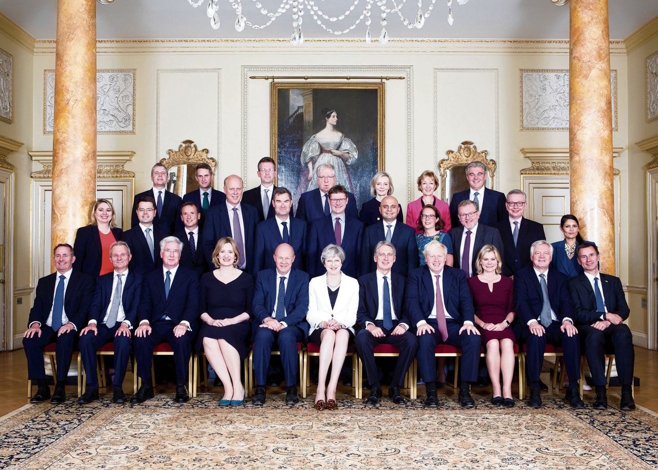 De laatste officiële kabinetsfoto, deze week genomen. De macht van premier May zwakt af.