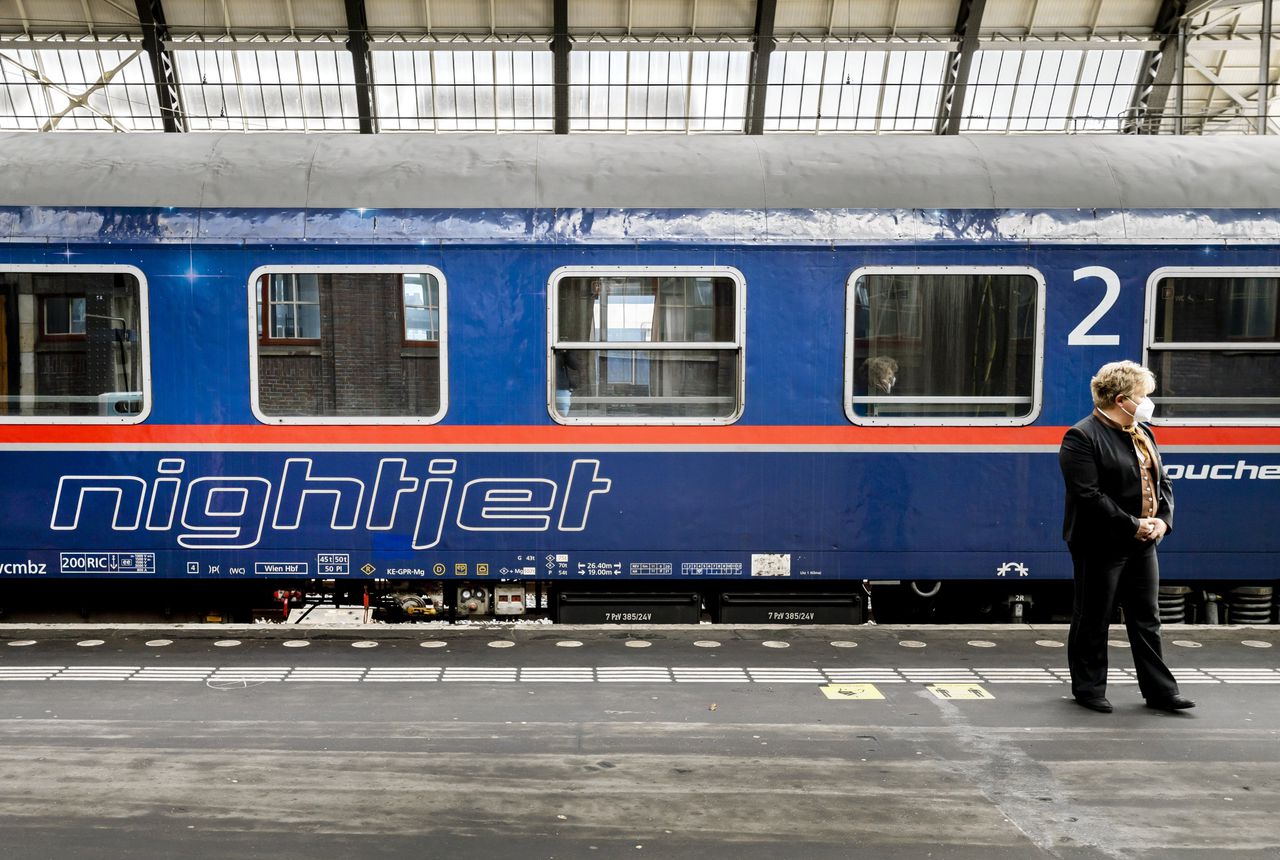 De eerste zogeheten Nightjet, een nachttrein tussen Amsterdam en Wenen/Innsbruck, komt vanuit Oostenrijk aan op Amsterdam Centraal.