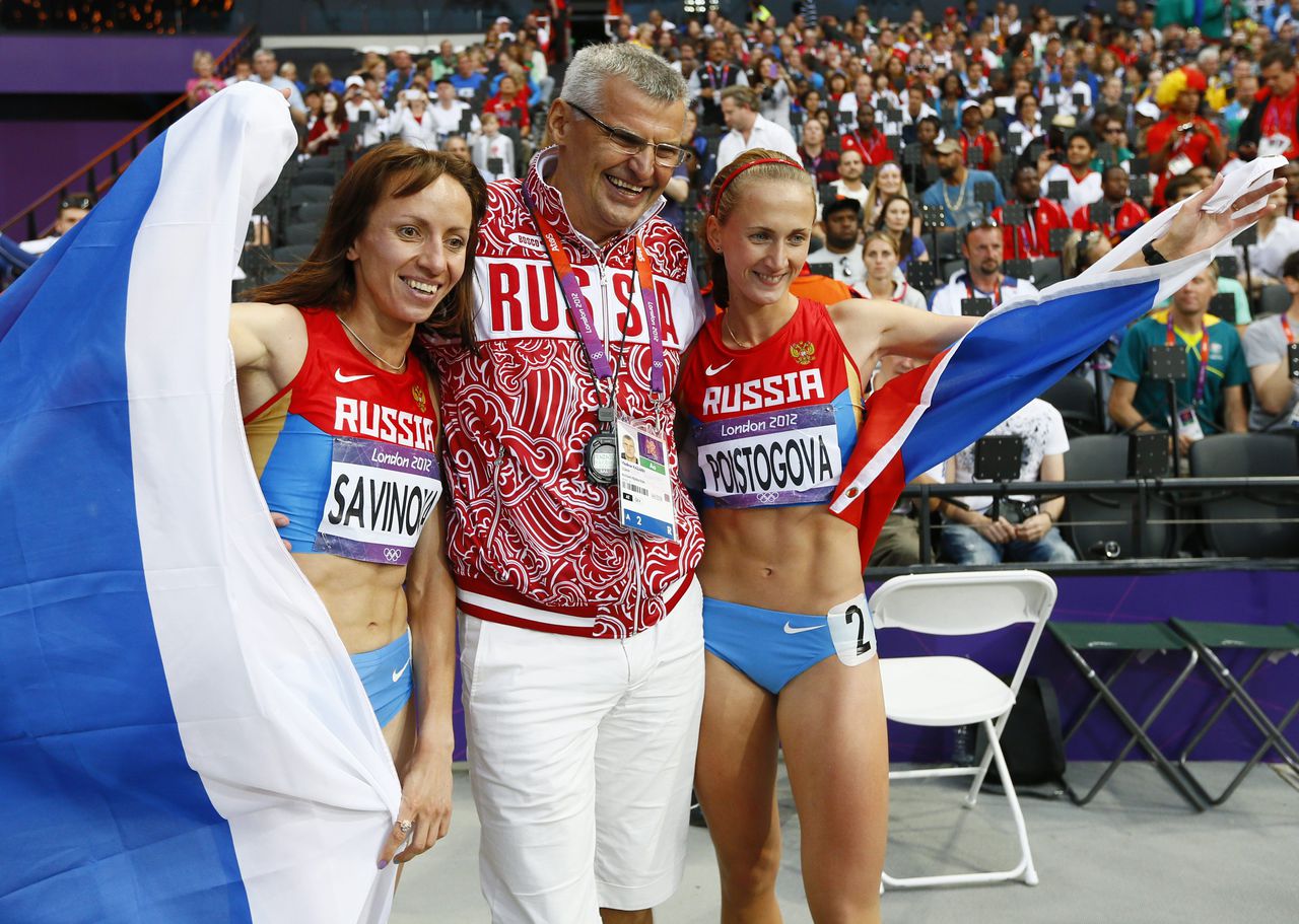 De Russinnen Maria Savinova en Jekaterina Poistogova vieren met hun coach Vladimir Kazarin goud en brons op de 800 meter tijdens de Zomerspelen in Londen van 2012.