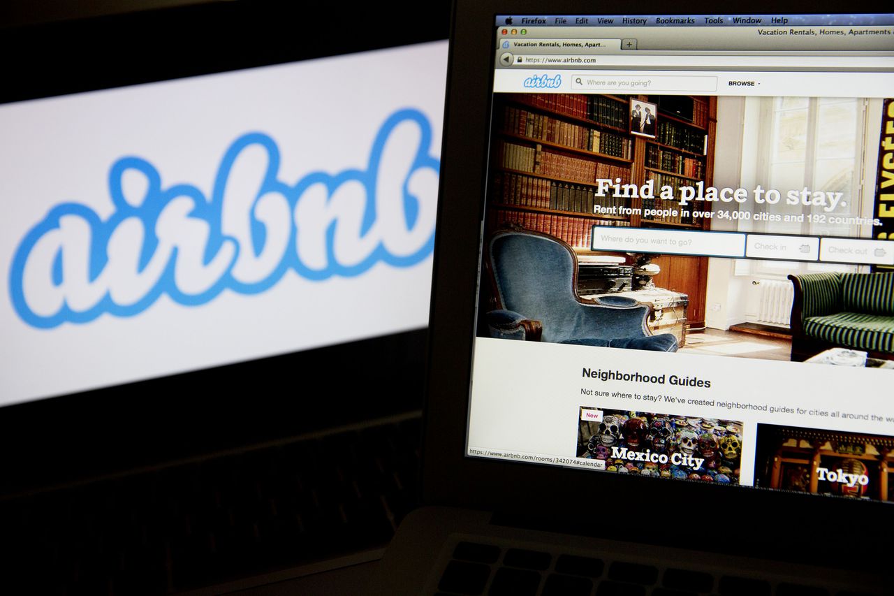 Het logo en de homepage van Airbnb.
