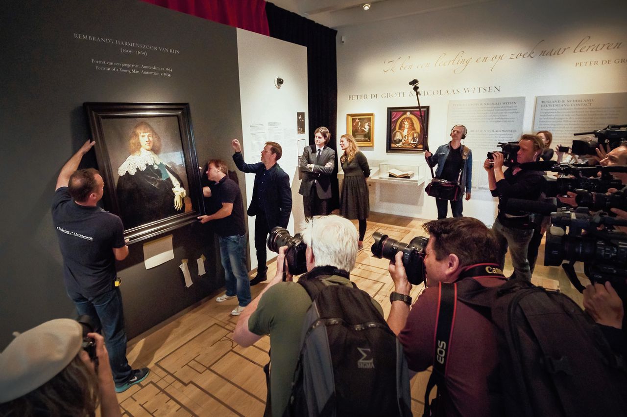 Op 16 mei werd Rembrandts ‘Portret van een jongeman’ voor een maand opgehangen in de Hermitage in Amsterdam. „Een geste aan het publiek”, aldus eigenaar Jan Six.