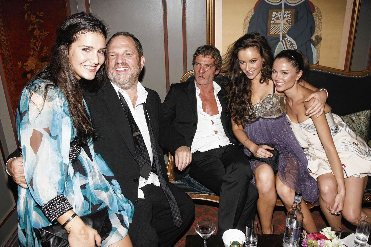 Vlnr Margherita Missoni, Harvey Weinstein, onbekende man, Camilla Al Fayed en Georgina Chapman, met wie hij een jaar later zou trouwen, in the Ritz Club in Parijs, 6 juli 2006.