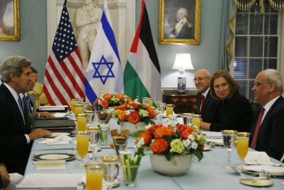 Tegenover John Kerry zijn vannacht aangeschoven (vlnr): de Israëlische minister van Justitie Tzipi Livni, de Palestijnse onderhandelaar Saeb Erekat, en adviseur van de Israëlische premier Benjamin Netanyahu Yitzhak Molcho.