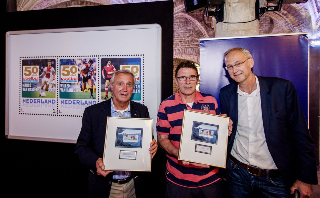 Tom van Hulsen (rechts) met oud-topvoetballers Willem van Hanegem (m) en Willy van der Kuijlen (l) in augustus, bij de onthulling van hun eigen postzegel.